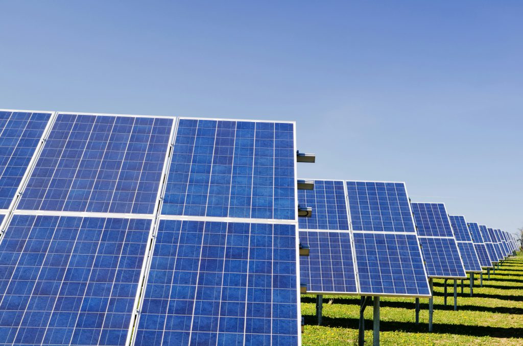 Zonnepanelen leveren overdag terug op het normaaltarief