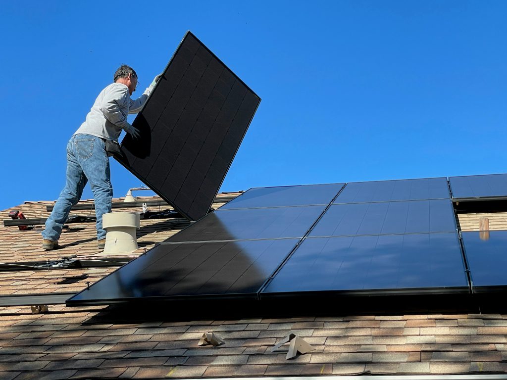 zonnepanelen terug leveren stroom anwb energie