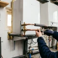 hybride warmtepomp installatie Nederlandse meterkast cv-ketel aansluitingen