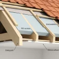 doorsnede hellend dak met isolatielagen PIR-platen tussen dakspanten technische illustratie