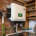 omvormer zonnepanelen meterkast witte behuizing groene led indicator kabels