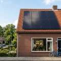 Nederlandse rijtjeswoning met tien zonnepanelen op zuidgericht dak