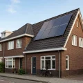 zonnepanelen op Nederlands rijtjeshuis dak met blauwe lucht