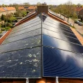 zonnepanelen met vogelpoep stuifmeel en schone delen contrast