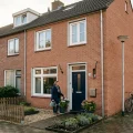 buitenmuur isolatie met steenstrips afwerking nederlands rijtjeshuis gevel