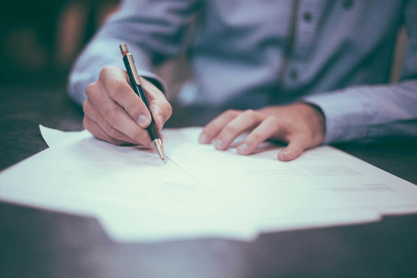 Ondertekening van een notariële akte voor schenken op papier
