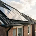 zonnepanelen op Nederlands rijtjeshuis dak met bewolkte lucht