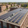 zonnepanelen plat dak oost-west opstelling schuin geplaatst frame stedelijke omgeving